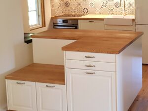 Individuell ausgeführte Küche im Bestand mit Holzdetails.