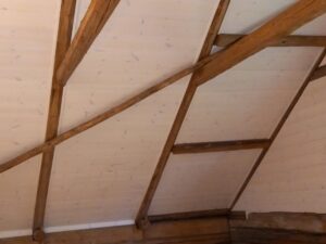 Innenausbau und Renovation eines Dachraums mit freigelegter Holzkonstruktion.