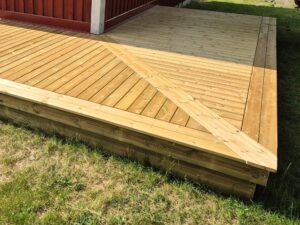 Handgefertigte Holzterrasse mit Stufenlösung im Außenbereich.