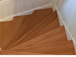 Treppenrenovierung mit maßgefertigten Holzstufen in Småland