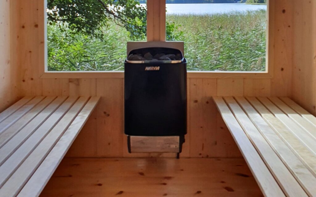 Platsbyggd bastu med utsikt och träinredning