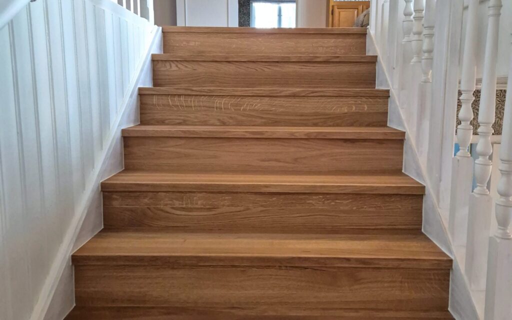 Renoverad trätrappa med eksteg i bostad i Småland