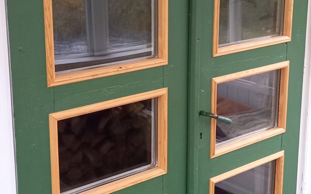 Renoverad dörr med ny träinramning