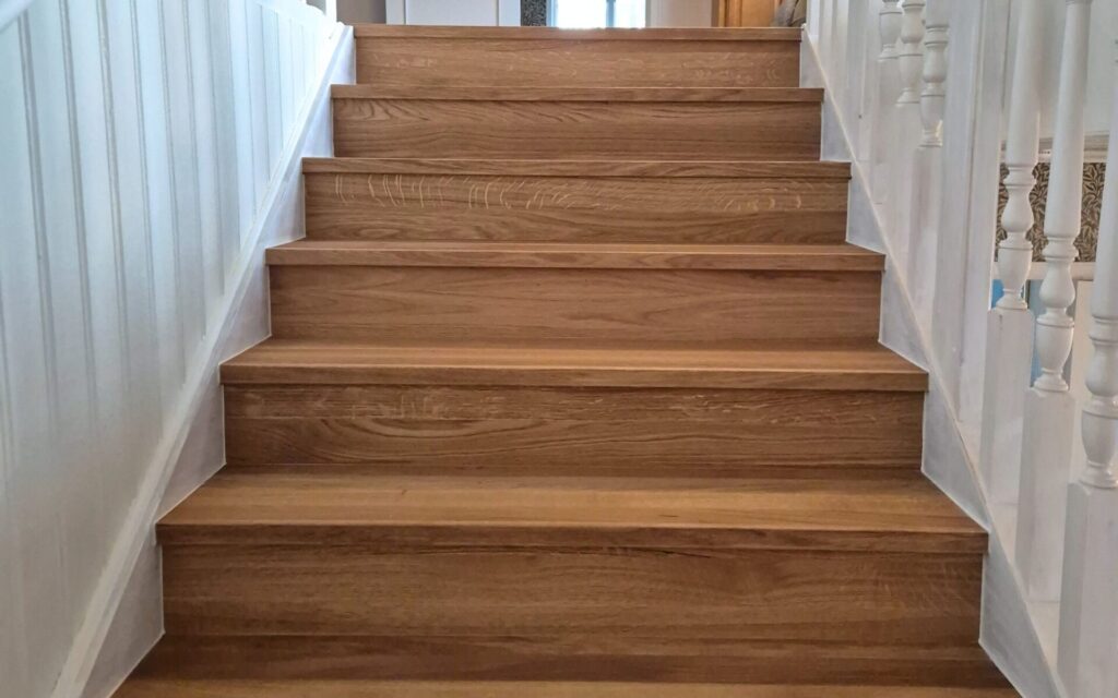 Renoverad trappa i trä anpassad till befintlig miljö