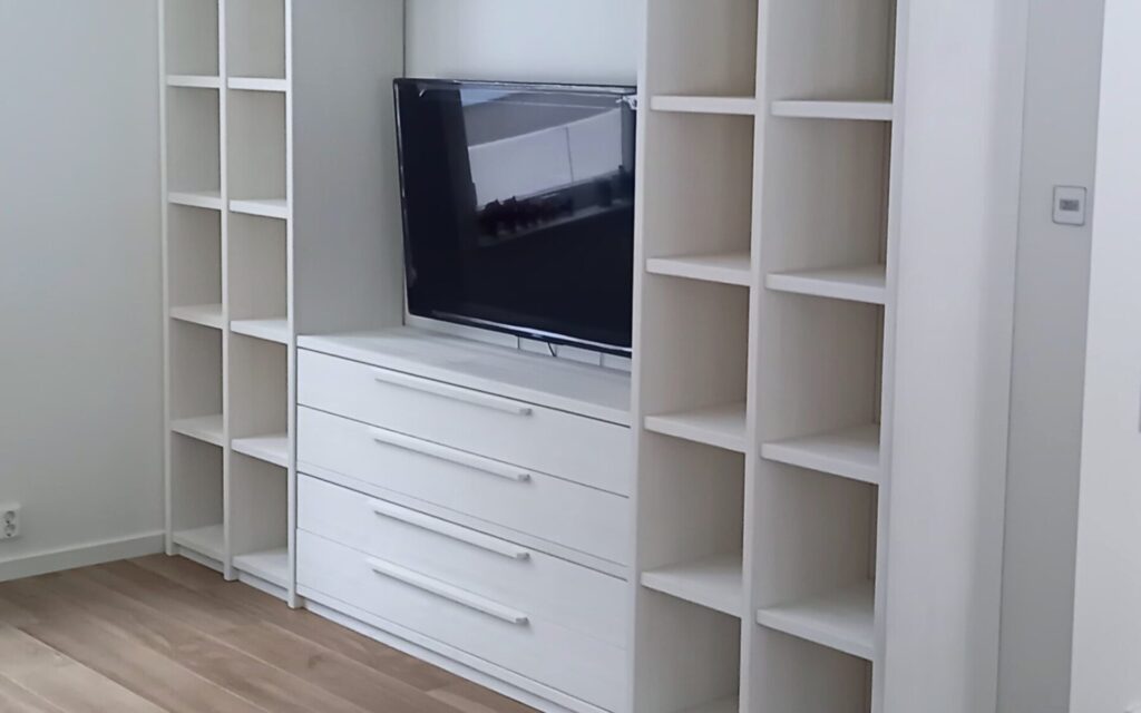 Individuell gefertigtes und passgenau eingebautes TV- und Bücherregal nach Kundenwunsch.