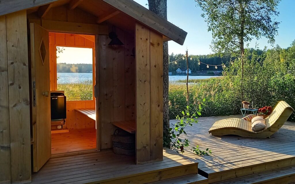 Handgefertigte Holzsauna mit Terrasse und Ruheplatz am See