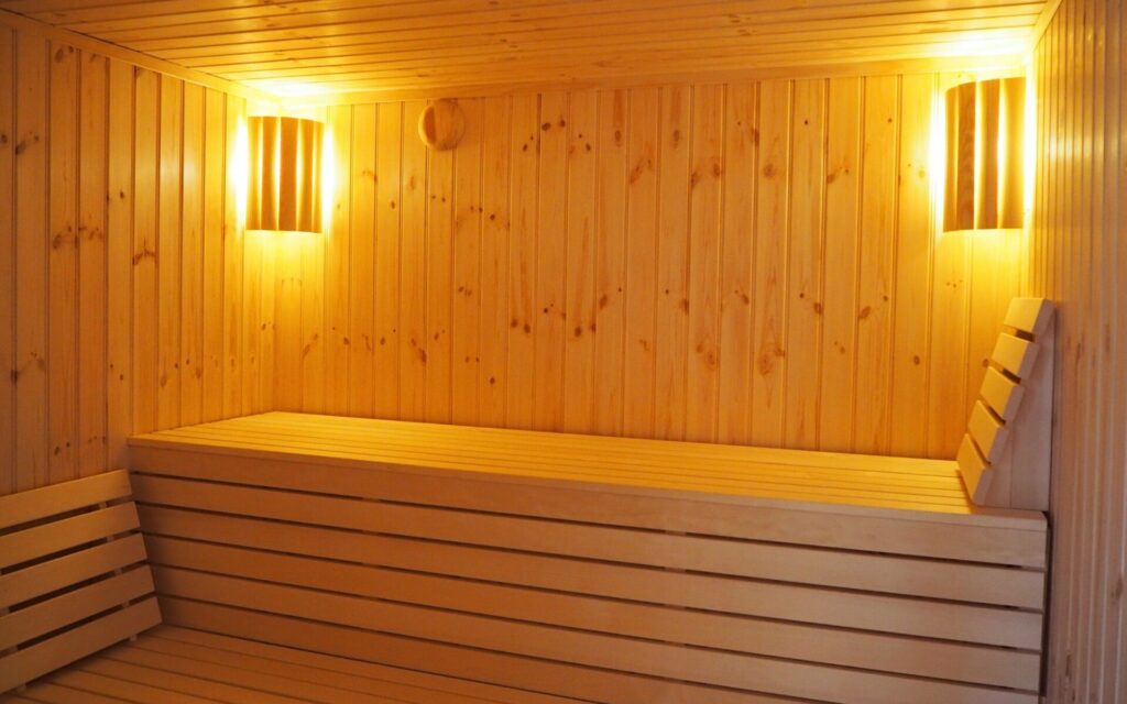 Warmer Sauna-Innenraum mit Holzverkleidung und ruhiger Lichtführung