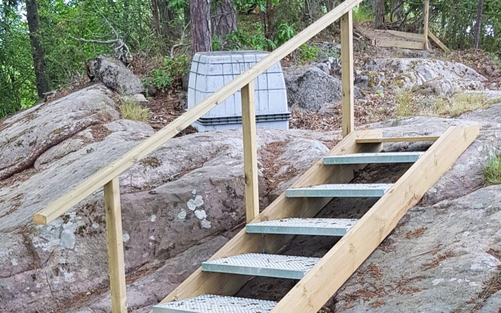 Trätrappa monterad i naturmiljö i Småland