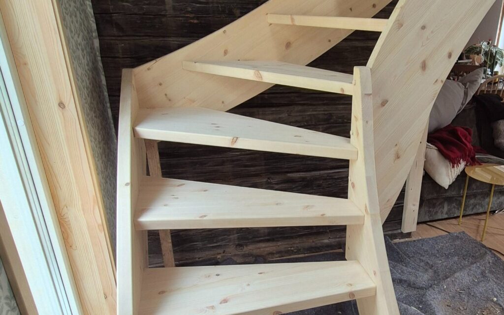 Nybyggd enkel trätrappa i furu