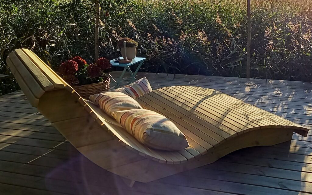 Skräddarsydd vilobänk i trä på terrass