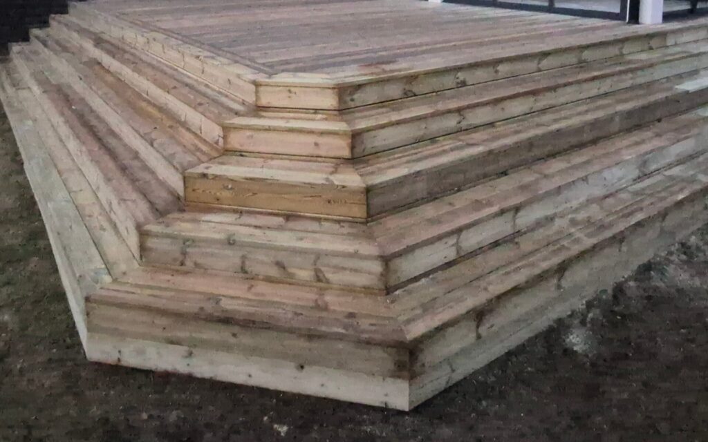 Utomhustrappa i trä byggd i terräng