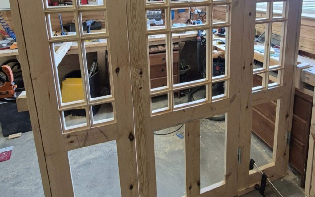 Träfönster och dörrkonstruktion i verkstadsmiljö