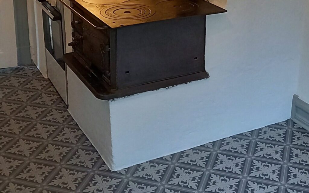 Golvläggning enligt kundens önskemål med anpassning till befintlig kamin