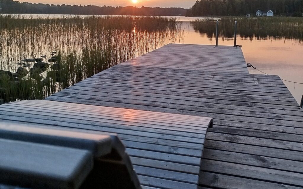 Badbrygga i trä vid sjö i Småland