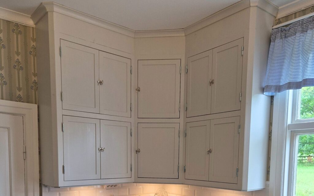 Platsbyggd hörnlösning i kök med massivt trä