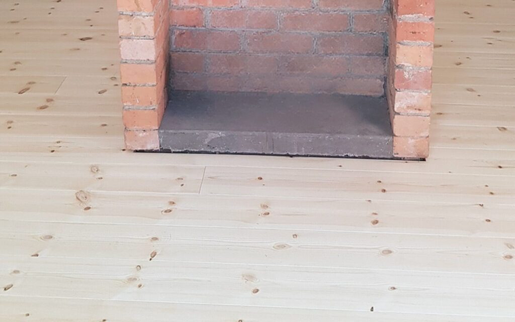 Nytt trägolv vid befintlig murstock.