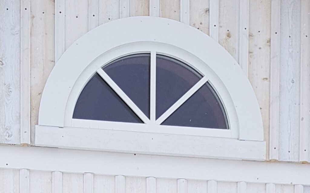 Specialanpassat runt fönster i träfasad