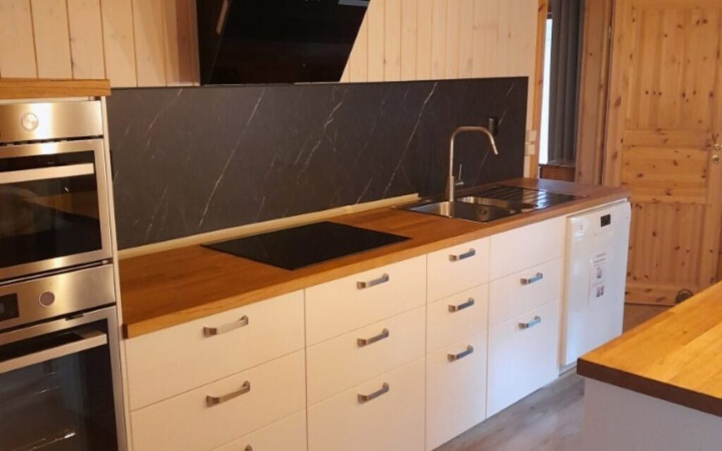 Massivträkökslösning med arbetsbänk i trä i Småland