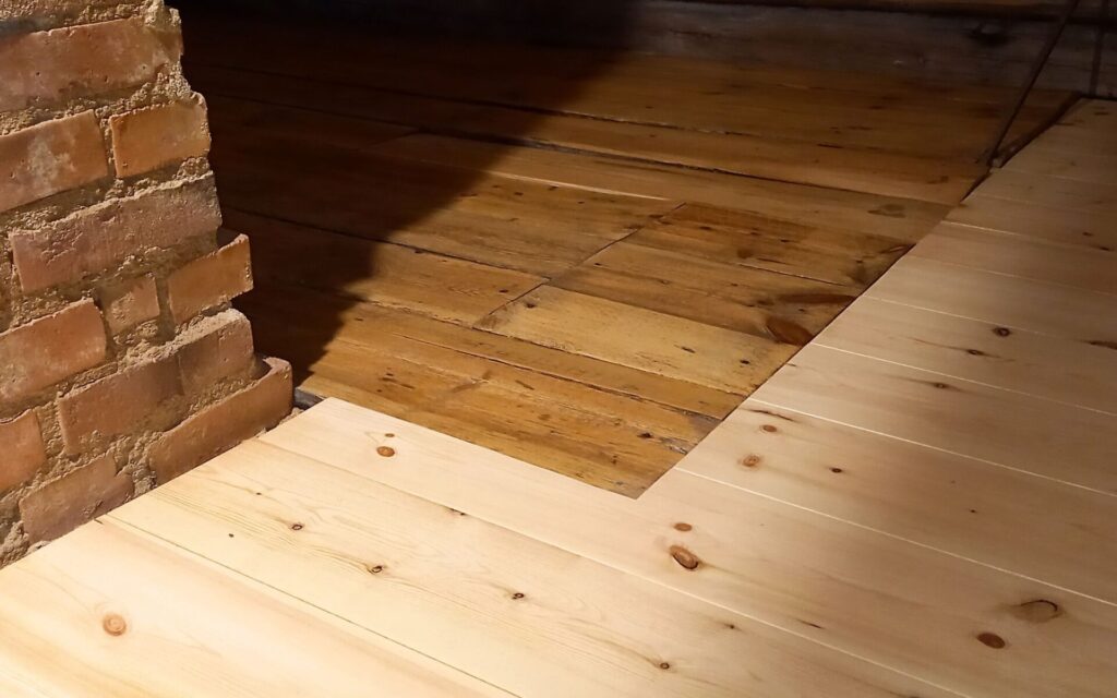 Renoverat trägolv i befintlig miljö – snickeriarbete i Småland