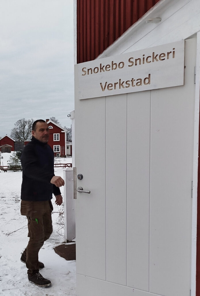 Eingang zur Snokebo Snickeri Werkstatt in Småland mit Markus Buob