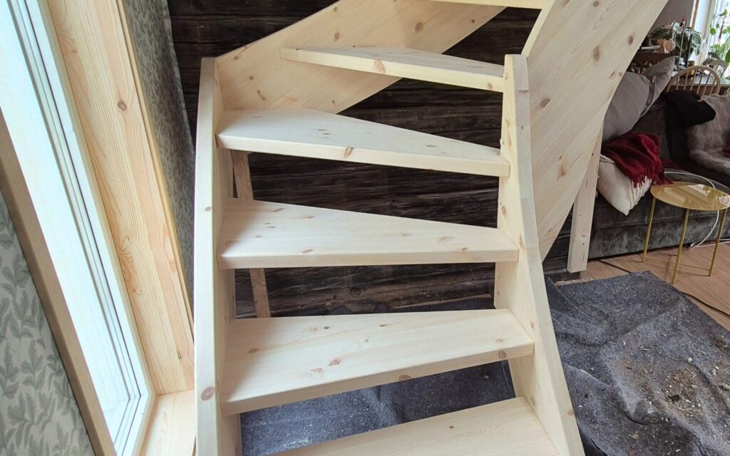 maßgefertigte einfache holztreppe aus massivholz gefertigt von snokebo snickeri