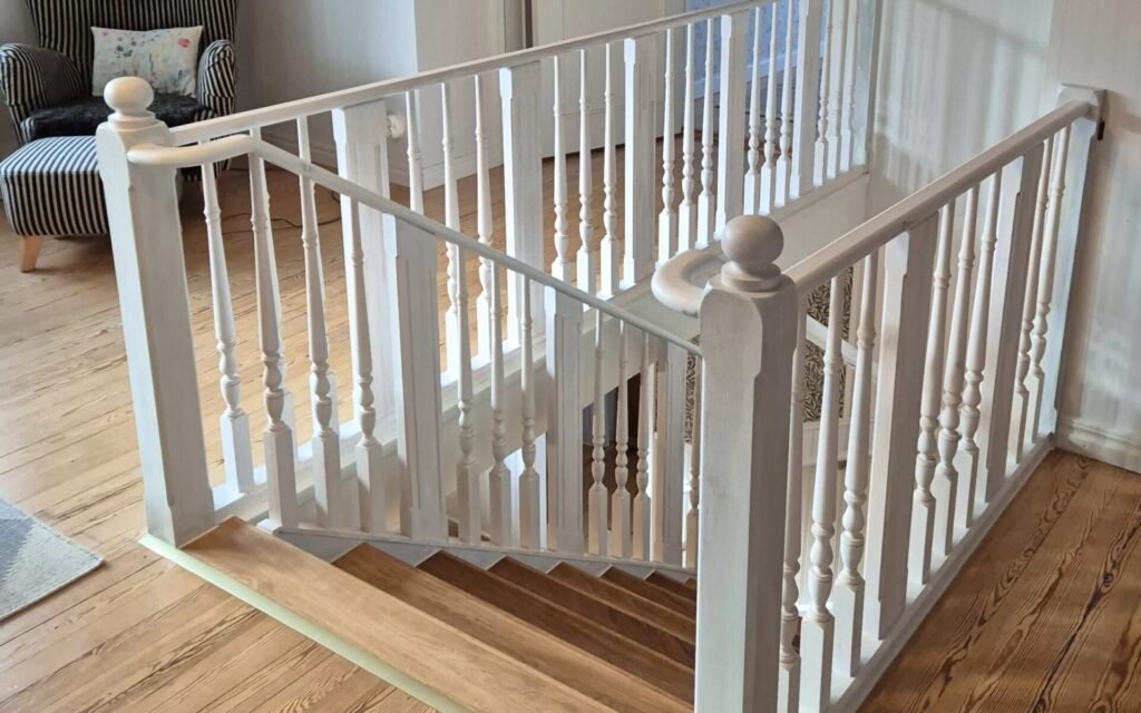 klassische Holztreppe mit weißem Geländer renoviert von Snokebo Snickeri in Småland.