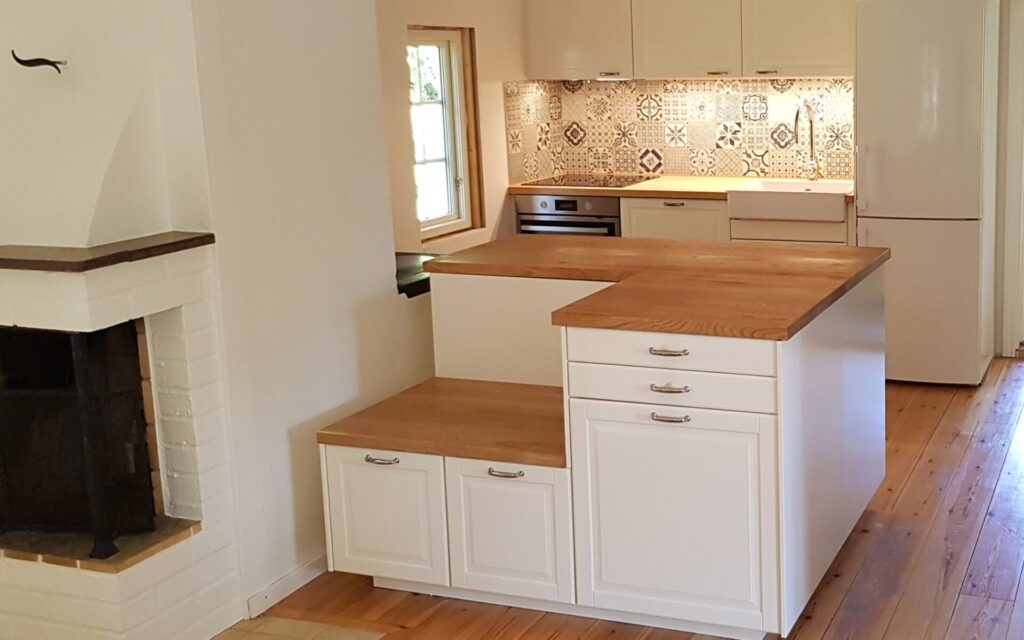 umbau einer küche mit holzarbeitsplatte und  küchenelementen