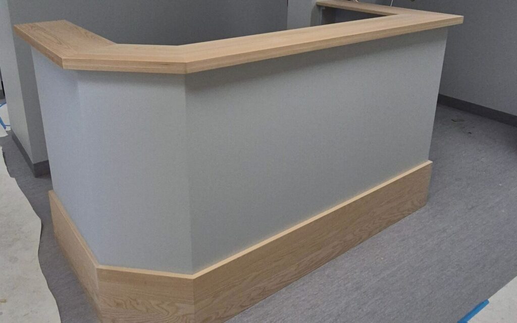 Maßgefertigte Empfangstheke aus Holz – individuell gefertigt für ein Unternehmen in Vimmerby.