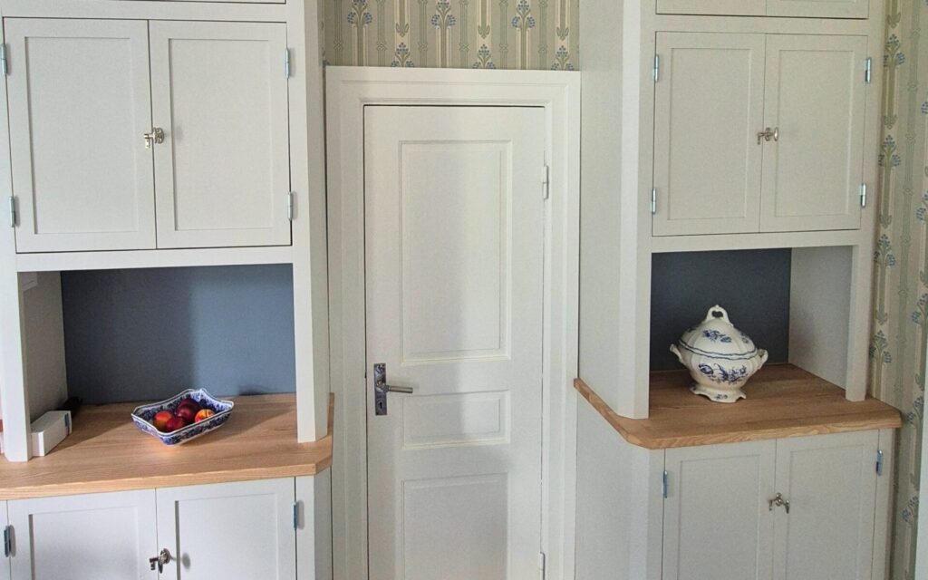 massivholzküche nach maß mit handwerklich gefertigten schränken aus holz