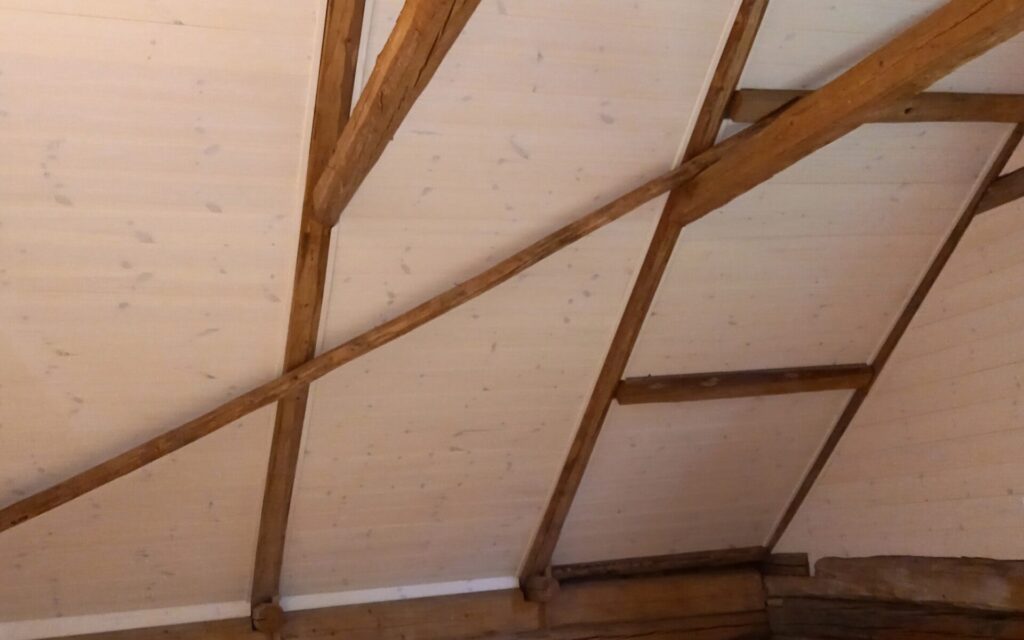 renoverad vind med träbjälkar och träpanel