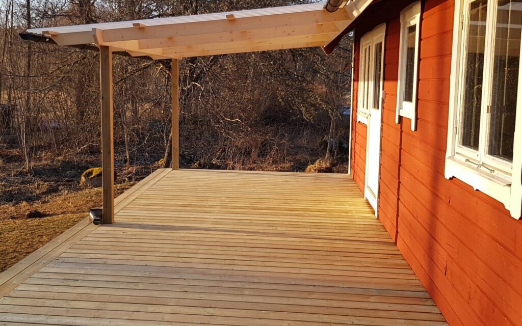 holzterrasse mit dach gebaut vom schreiner in småland