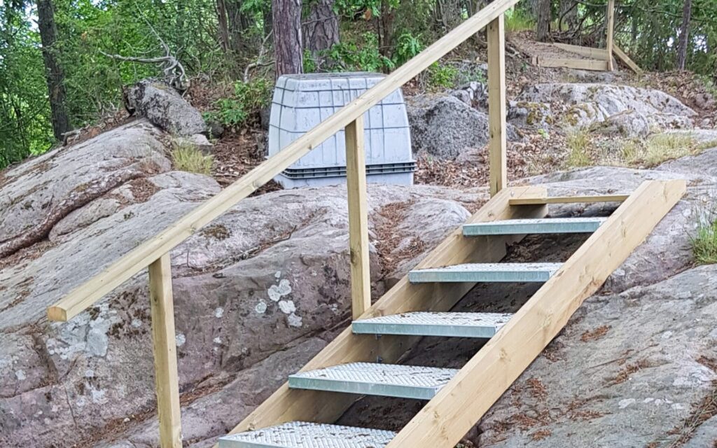 Specialbyggd utomhustrappa i trä – anpassad efter naturen i Småland.